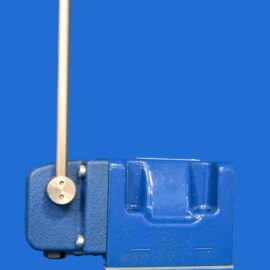 HH47 – R901350265 DISTRIBUTEUR 4WMM10E5XM 2 Blue industrial machine with a vertical brass rod and circular adjustment knob on the left.