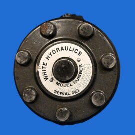 HH57 – MOTEUR 250160A1312BAAAA 2 Close-up of a circular hydraulic component with rusted bolts on a dark metal plate against a blue background, label partially visible.
